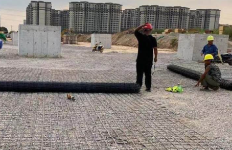 东港土工格栅铺设前地基要怎么处理？