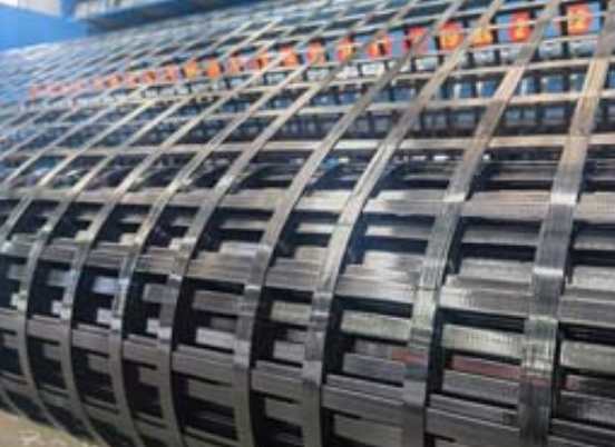 东港钢塑土工格栅：基建“隐形脊梁”的绿色智造与长寿命进化论